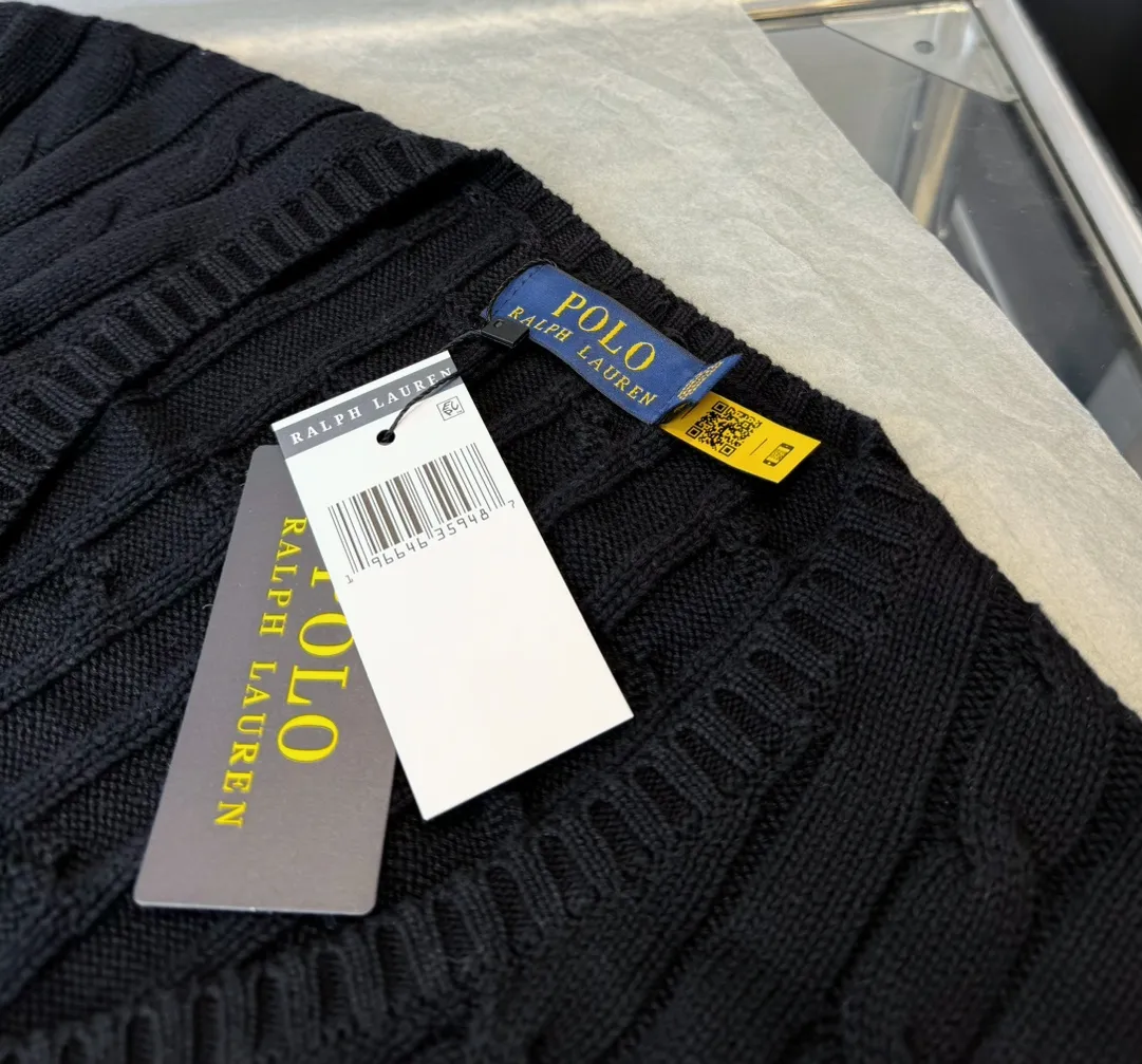🅿️220 Style number: L04 (black) Ralph Lauren RL classic war horse logo embroidered cable pattern twist button V-neck knitted sweater on the chest, same style for men and women, 9 colors Color: beige, navy, black, chick yellow, sky blue, khaki, red, gray, purple Size: XSSML M Shoulder Width 36 Clothes Length 58 Bust 44 L Shoulder Width 37 Clothes Length 60 Bust 46 Soft and glutinous🧶🫶The style is a very classic cable sweater American retro college style Perfect hand comfort. It is a must-have item for spring, autumn and winter wardrobes. It looks great when worn alone or layered as an inner wear. High-density LOGO embroidery on the chest, and original customization of tag accessories. Made of pure cotton yarn 🧶 blended with wool, pure cotton is skin-friendly and comfortable, small label war horse embroidered twist turtleneck sweater 🐎 high quality. Follow the blogger to learn how to wear it! Let’s get a Ralph Lauren cable sweater. It’s a super hard-to-find series after it became popular. It’s hard to find one on the official website. It’s simple and practical to wear, with a lazy and loose feel. The thickened fabric has a more texture, soft and delicate feel, and a loose fit. Whether worn alone or layered, you can wear different styles of fashion with just one piece. ⚠️Contains wool products🦙 Pay attention to the washing method to avoid shrinkage